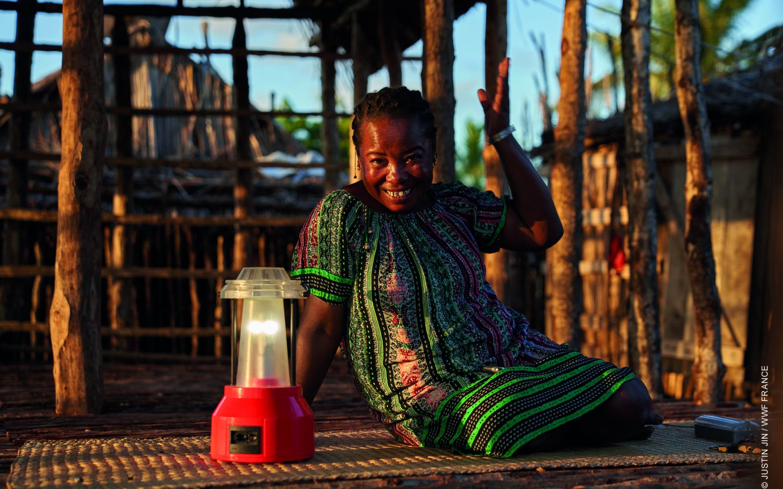 Une grand-mère "solaire" de retour du barefoot college en Inde est assise à côté d'une lampe LED (Madagascar)