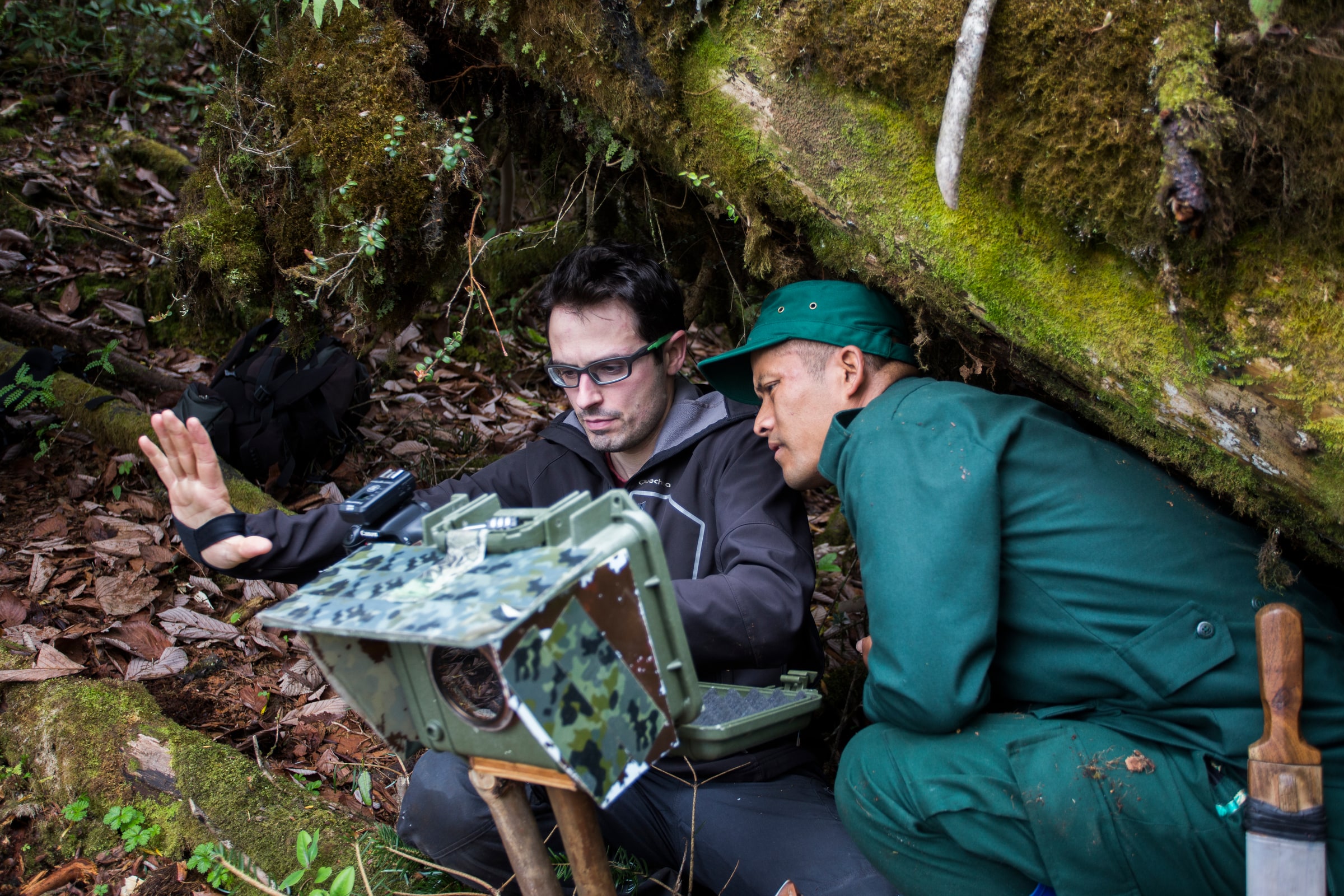Emmanuel Rondeau and Dorji Duba, ranger, devant un camera trap censé prendre des photos du tigre (Bhutan)