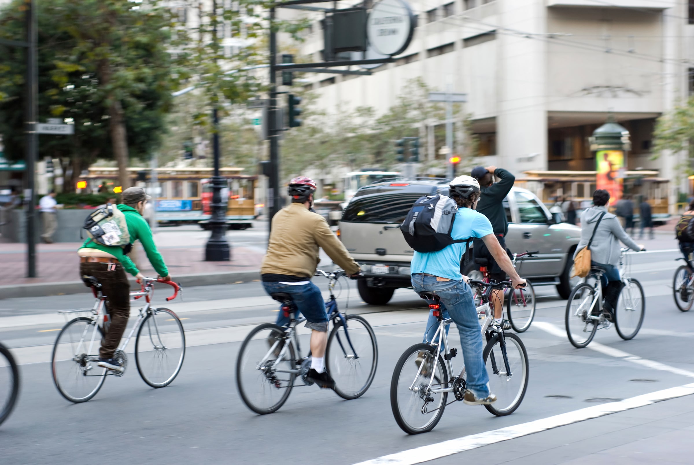 Des cyclistes soucieux de l'environnement font du vélo à San Francisco, Californie, États-Unis