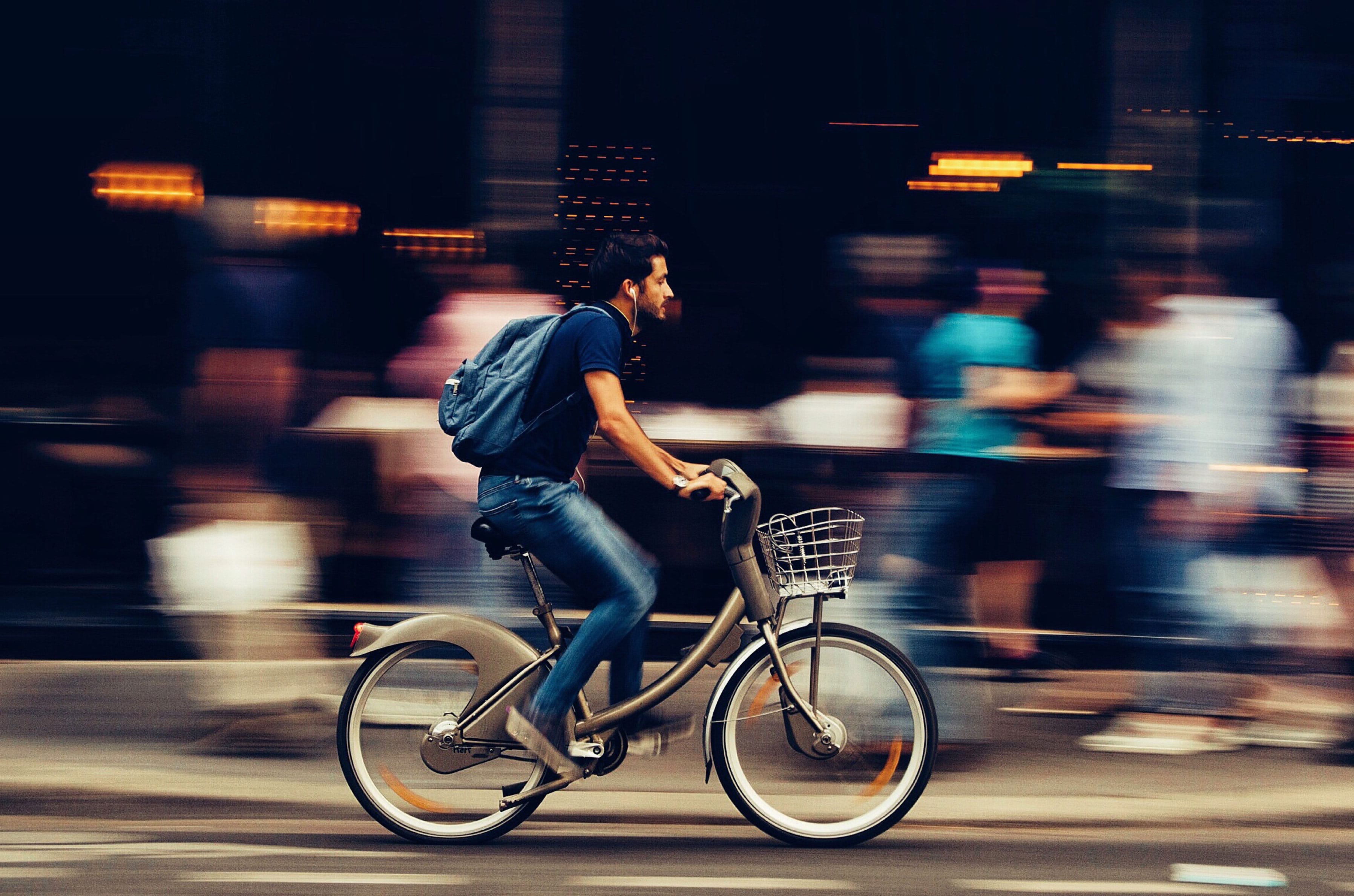 Un homme utilise un vélo partagé en ville pour se déplacer, Paris, France