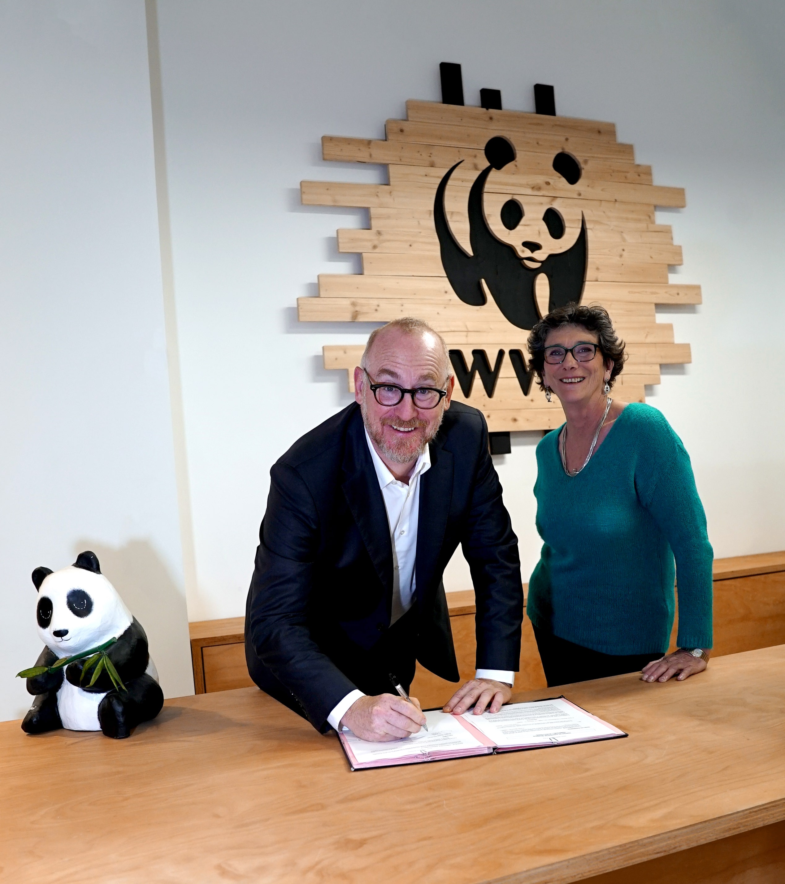 Isabelle Autissier et Jacques Déronzier signent le partenariat entre WWF France et Sysco.