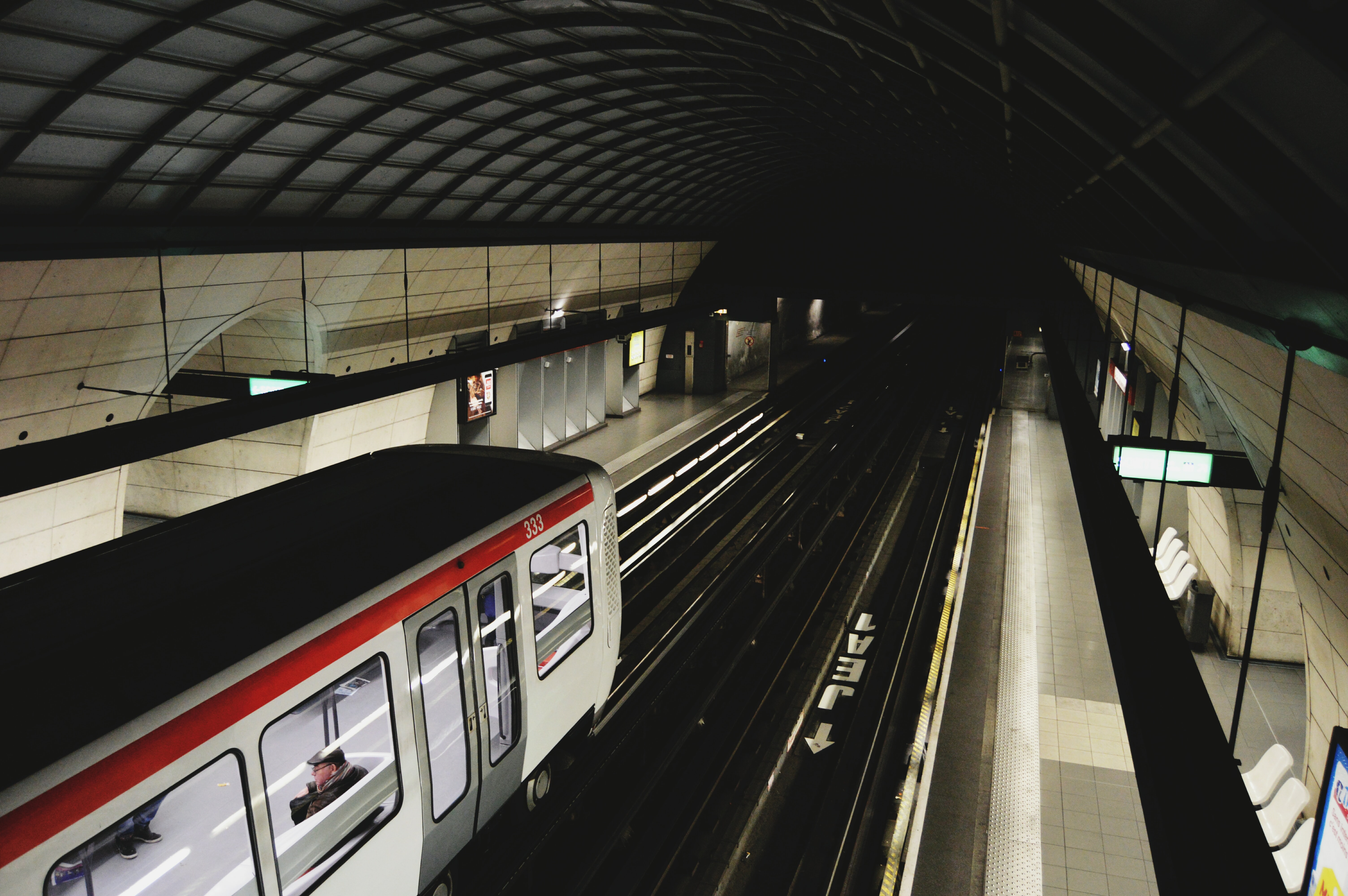 Un métro entrant en gare "Vieux Lyon - Cathédrale Saint-Jean", Lyon, France