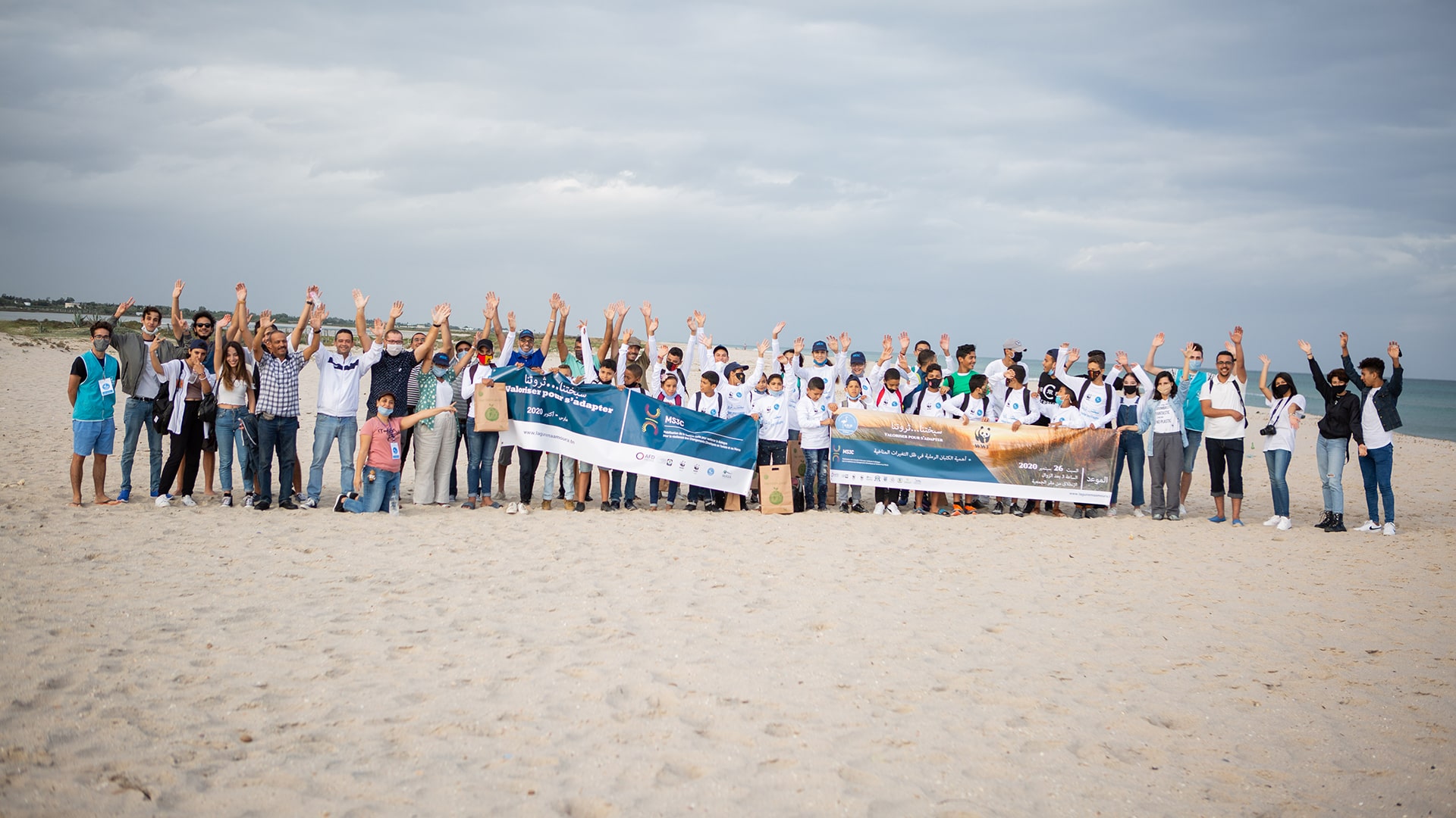 Une photo de groupe avec de jeunes tunisiens pour une journée de sensibilisation à l'importance de l'écosystème littoral de Maâmoura, Tunisie.