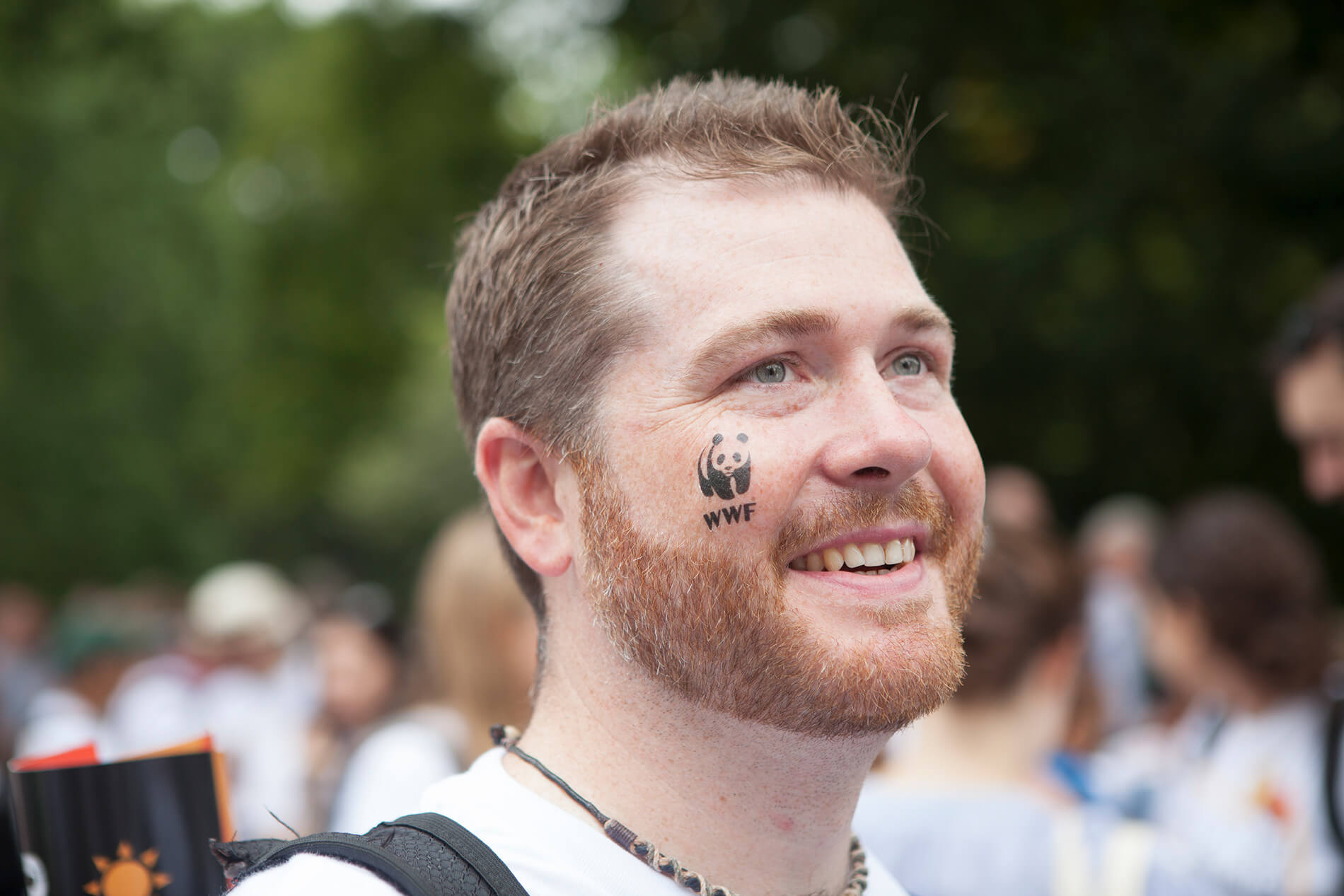 Homme avec logo WWF lors de la marche pour le climat à New York en 2014