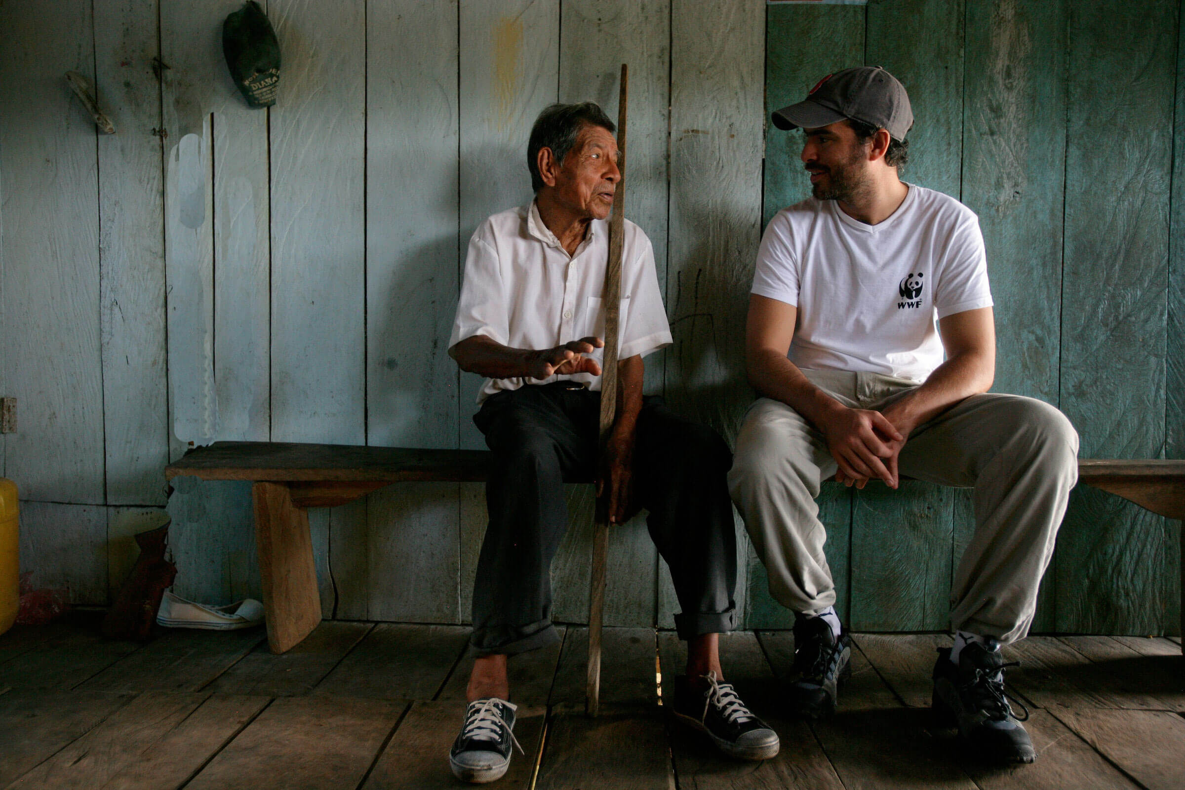Salarié WWF avec un local d'une communauté de la rivière Tigre, affluent de l'Amazone, Loreto, Pérou