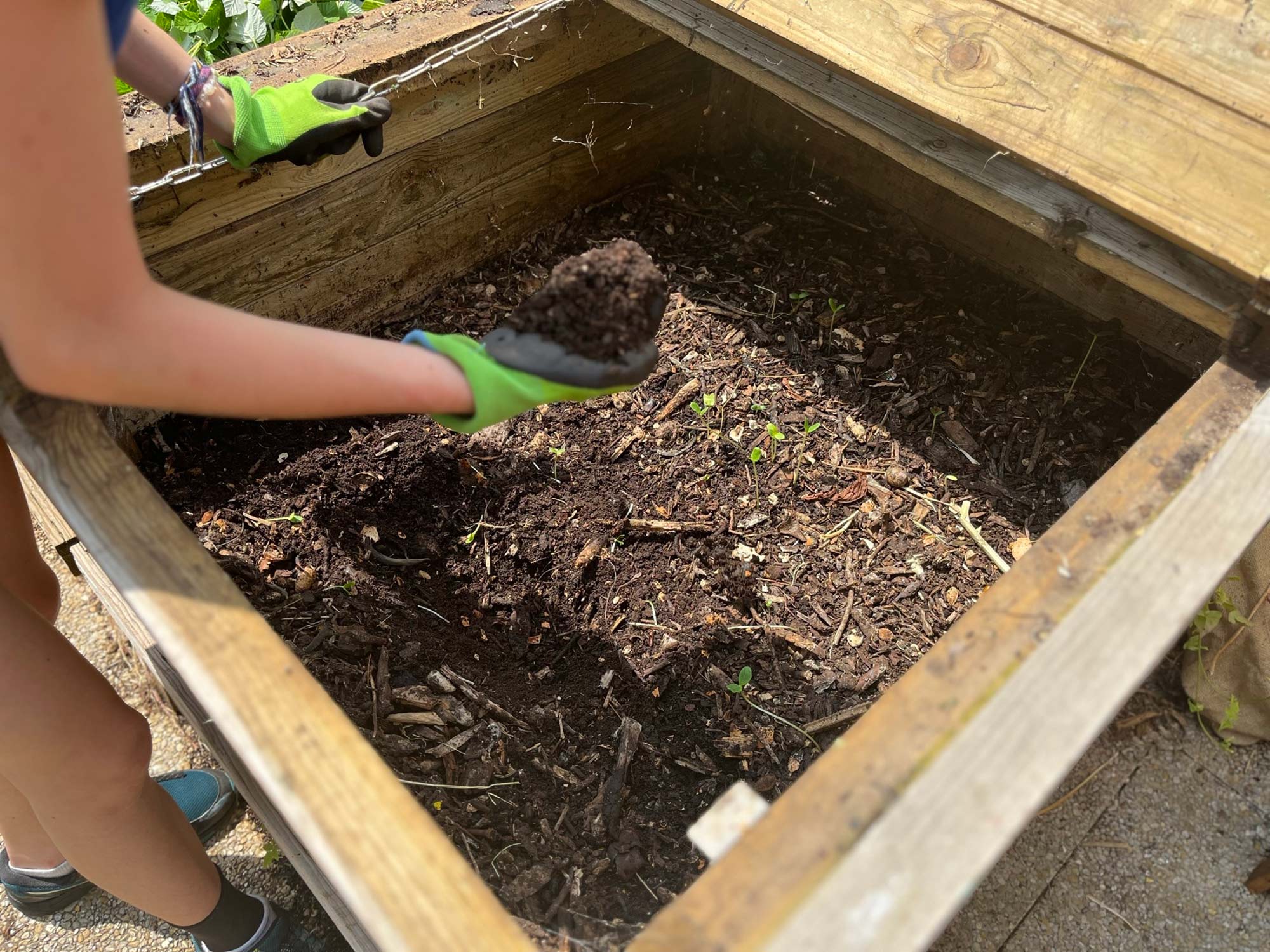 Ecole jardiniere - les mains dans la terre