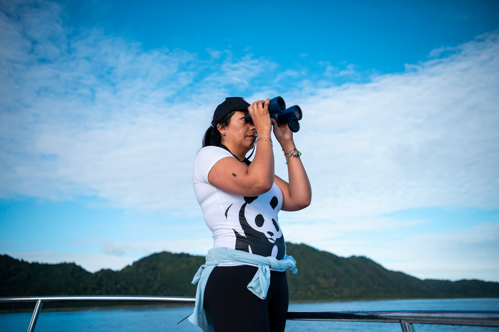 Yacqueline Montecinos, coordinatrice de la biodiversité marine et des politiques océaniques au WWF Chili, observe les côte de l'île de Guafo