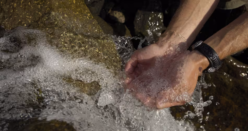 Eau pure d’un ruisseau de montagne à Kebnekaise, en Laponie suédoise