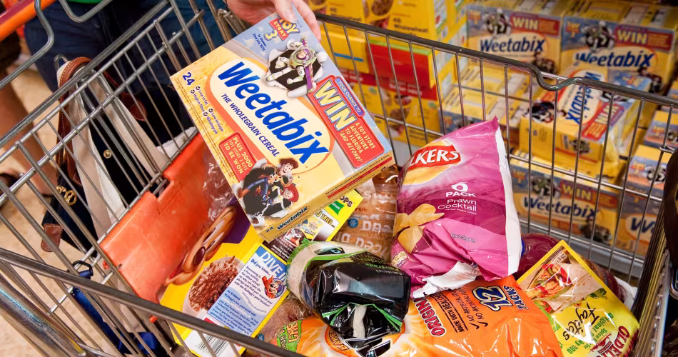 Une famille au supermarché, face à des produits susceptibles de contenir de l’huile de palme