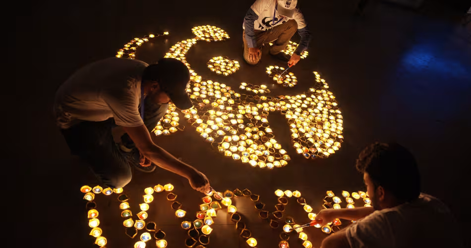 Des personnes allument des bougies à l'occasion d'Earth Hour 