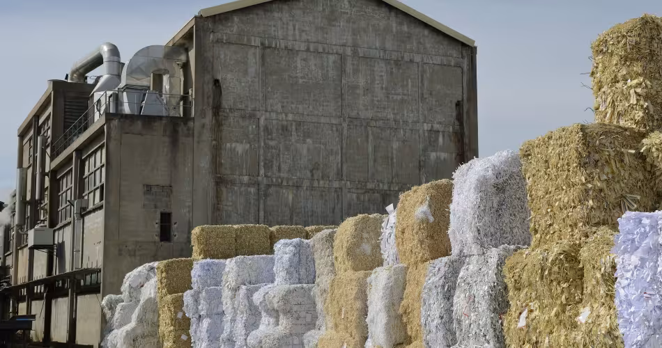 Stock de papier pour le recyclage dans une papeterie en France.