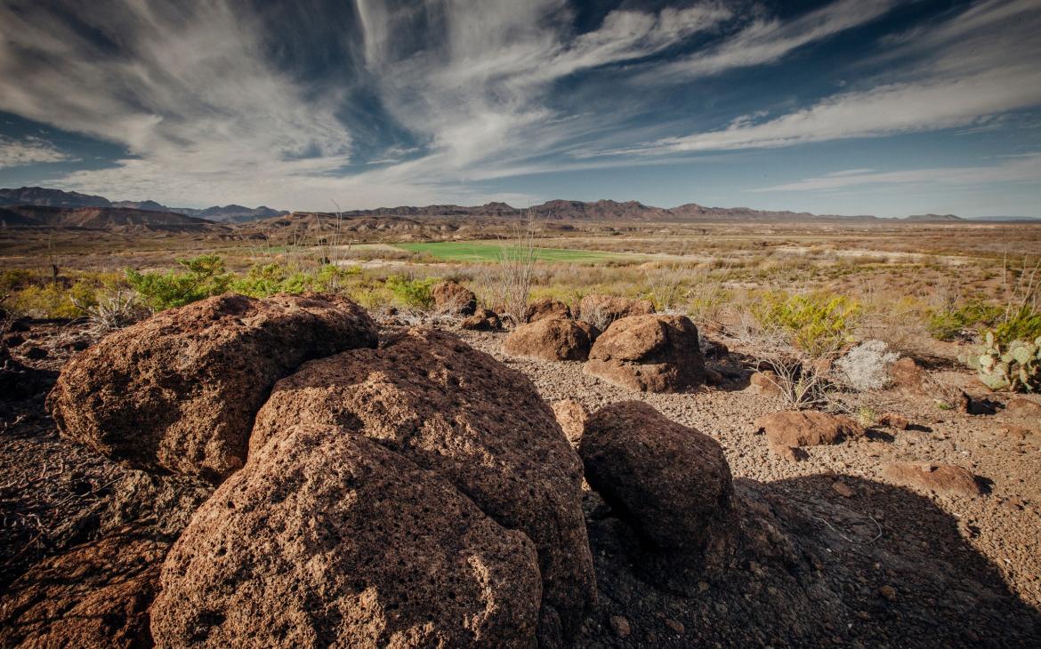 Un coin de verdure marque une étendue d'agriculture dans un paysage par ailleurs aride non loin des altitudes du Rio Grande, au Texas. Les pratiques agricoles intensives en eau ont poussé la rivière vers un point de basculement.