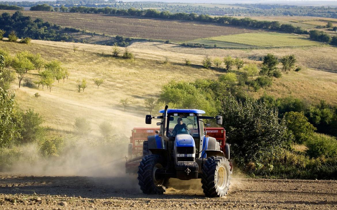 Tracteur agricole pour les cultures sur de grandes parcelles de terre. Pleven, Bulgarie