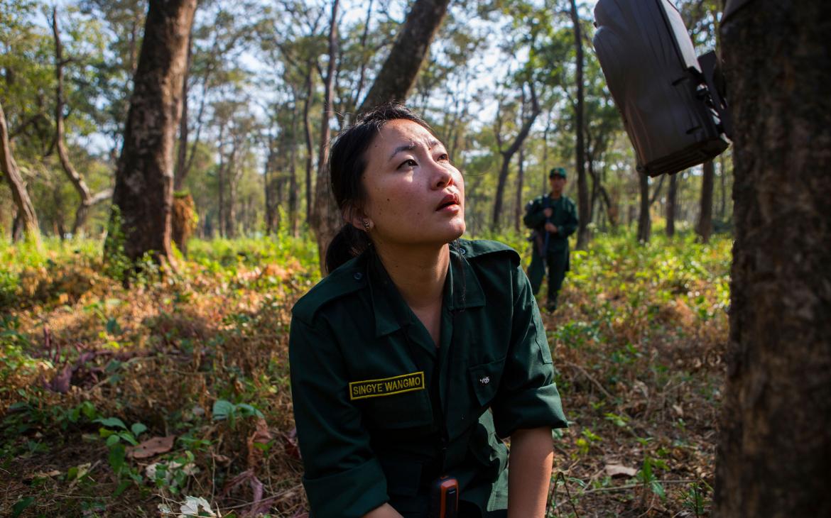 Portrait de Singye Wangmo, chef de la patrouille du Royal Manas National Park vient de poser une balise, Gelephu, Bhoutan