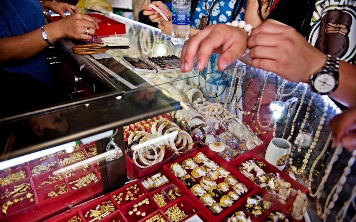 Étal de bijoux en ivoire sur le marché noir d'ivoire d'Hanoi