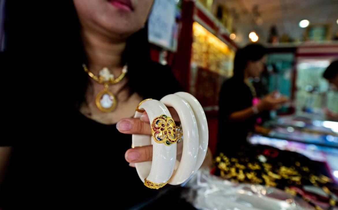 Bracelets en ivoire vendu sur les étals des magasins à Hanoi (Vietnam)