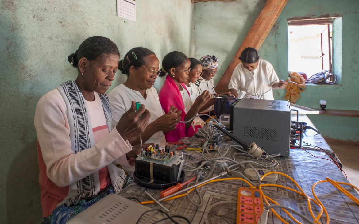 Des grands-mères malgaches réparent des lampes solaires à Iavomanitra dans le cadre du projet avec le Barefoot College (Madagascar)