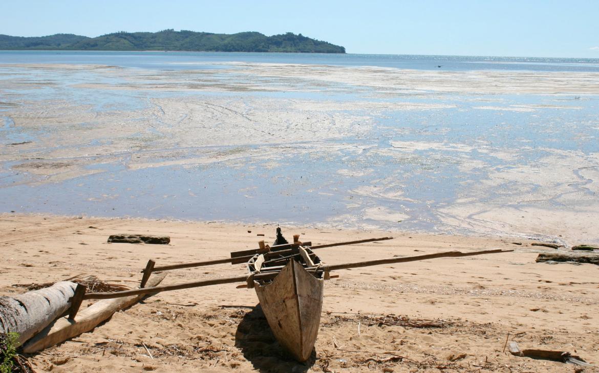  Bateau de pêche local à marée basse. Réserve de Lokobe, Nosy Be (Madagascar)