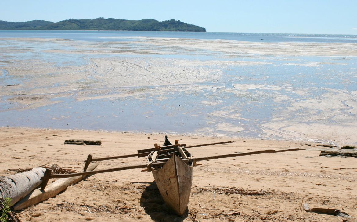 Bateau de pêche local à marée basse. Réserve de Lokobe, Nosy Be (Madagascar)