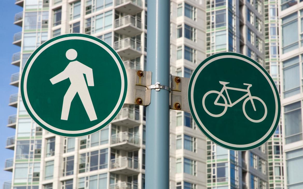 Des pancartes pour la marche et le vélo dans une ville urbained à Vancouver, au Canada.