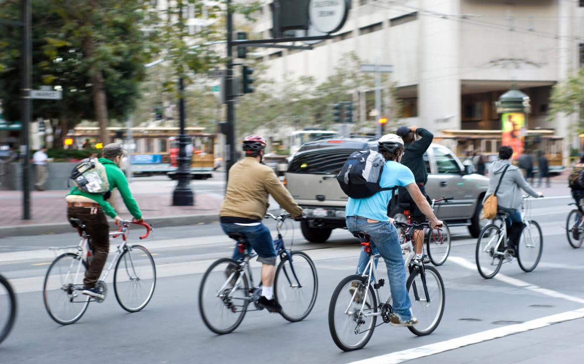 Des cyclistes soucieux de l'environnement font du vélo à San Francisco, Californie, États-Unis 