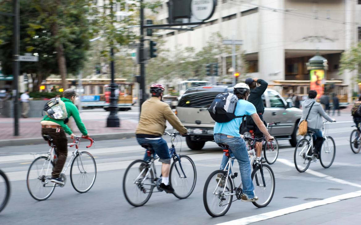 Des cyclistes soucieux de l'environnement font du vélo à San Francisco, Californie, États-Unis