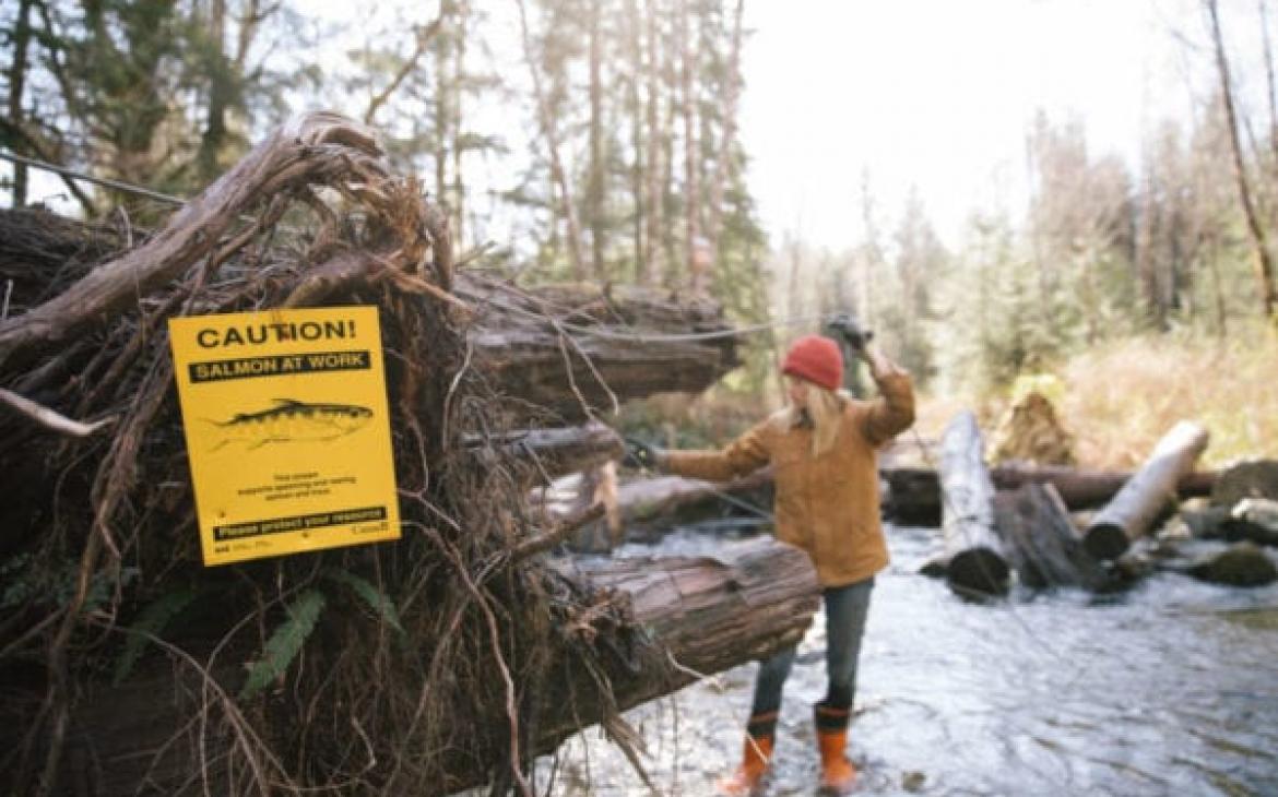 Femme travaillant pour la protection du saumon, Canada