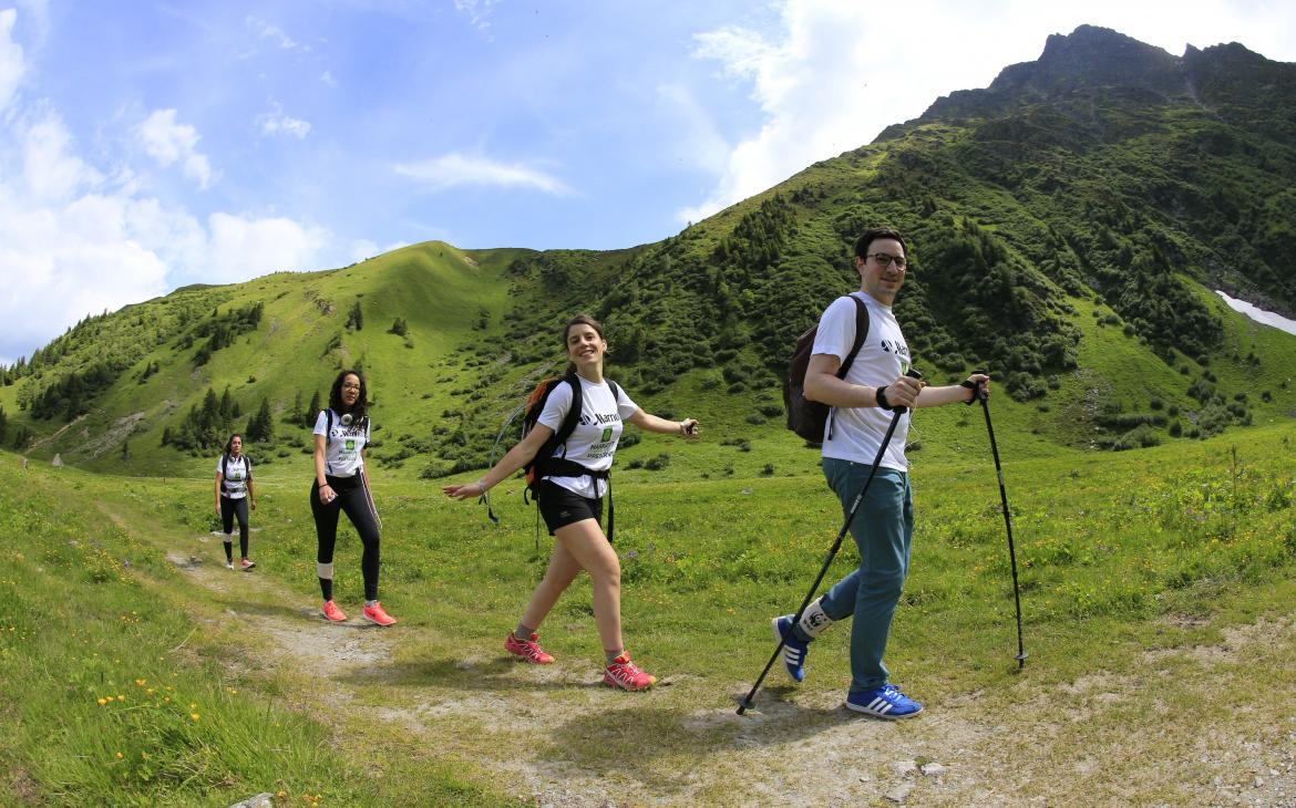 Equipe de randonneurs sur un chemin lors du Pandathlon 2016, Saint Gervais - Mont Blanc (France)