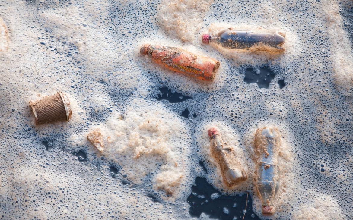 Des bouteilles en plastique flottent dans un dock à Middlesbrough, Teesside (Royaume-Uni)