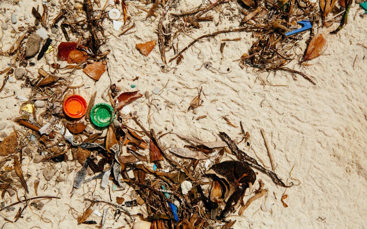 Des déchets de plastique échoués sur la plage de Watamu (Kenya)