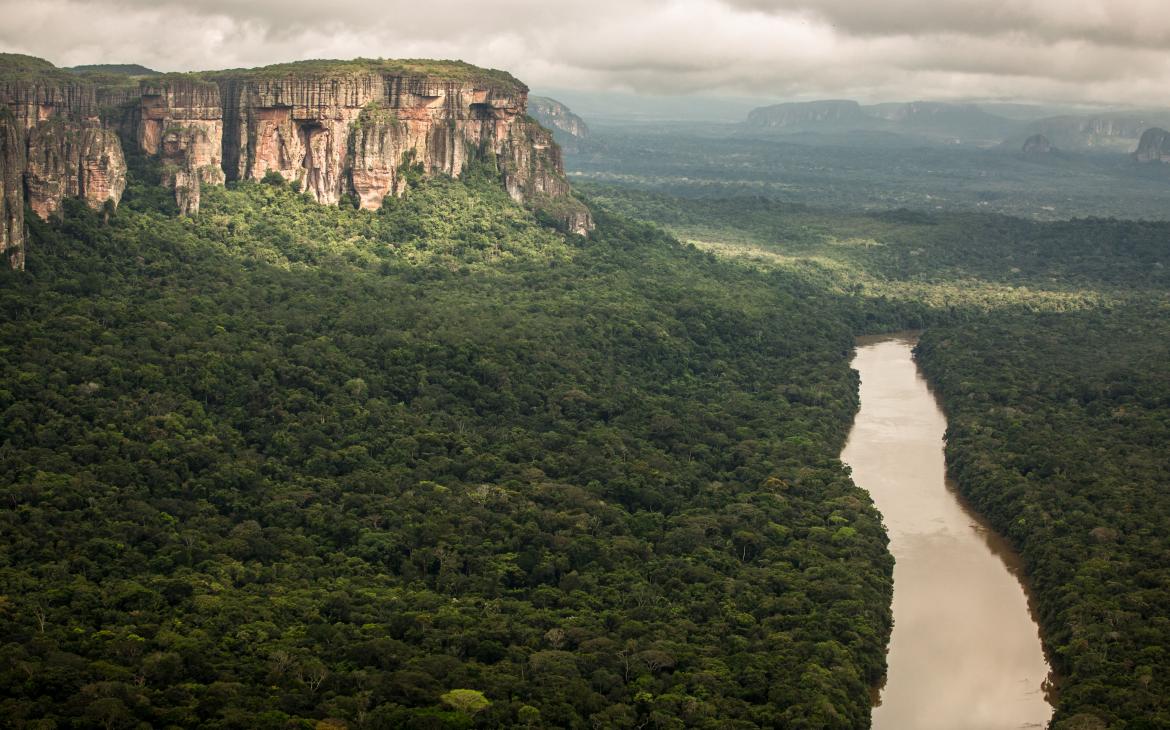 Rivière Ajajú au sein du Parc national naturel de la Serranía de Chiribiquete, Colombie