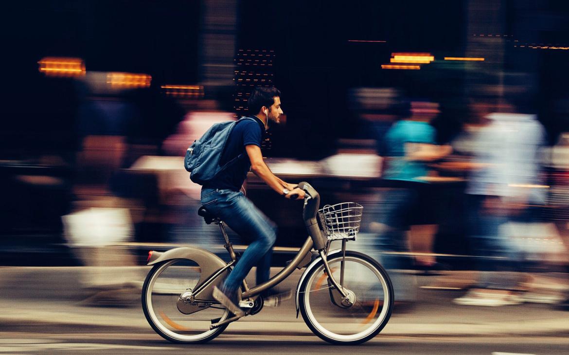Un homme utilise un vélo partagé en ville pour se déplacer, Paris, France