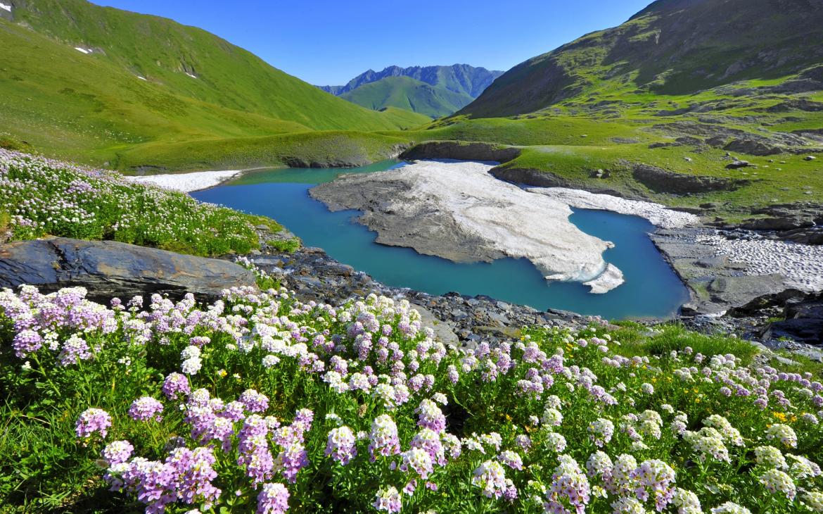 Vue d'un lac dans la région d'Ossétie du Nord, Russie