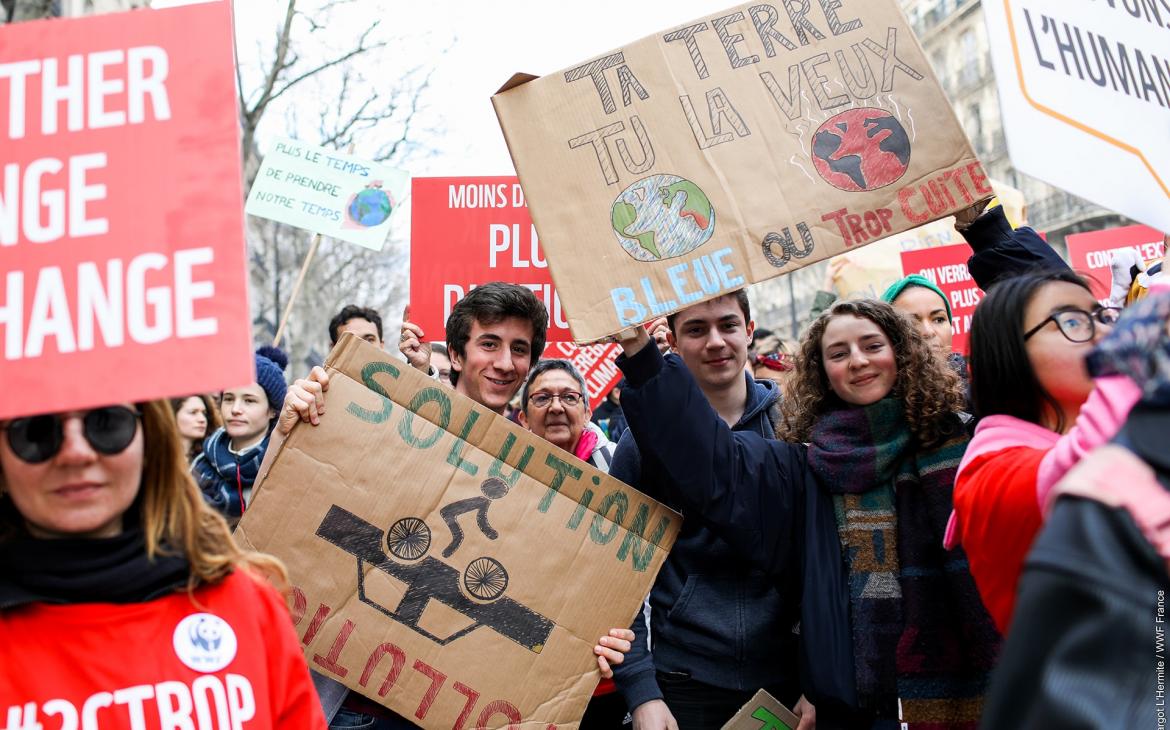 Des citoyens participent à la Marche du siècle à Paris