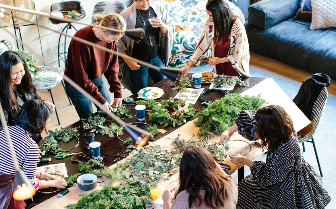 Des femmes autour d'une table participent à un atelier "do it yourself"