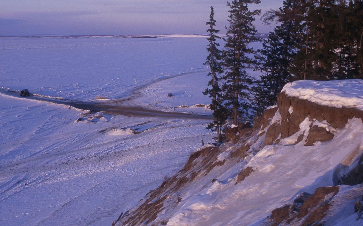 Le lac Lena gelé au bord d'une route enneigée à Yakutia, République de Sakha en Sibérie