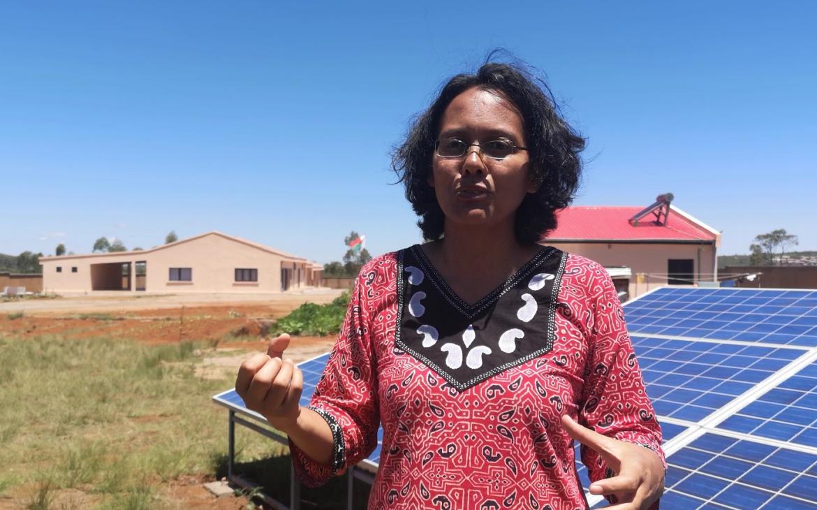 Femme devant un panneau solaire (Madagascar)