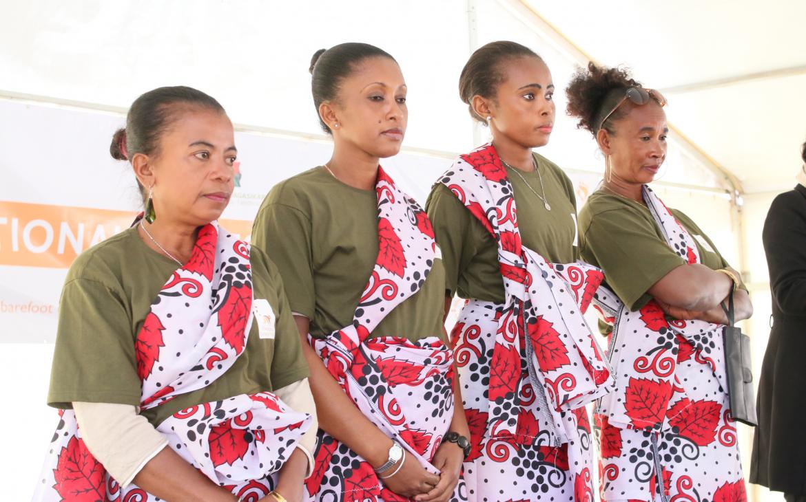 Quatre femmes ingénieures prises de côté pendant leur inauguration (Madagascar)