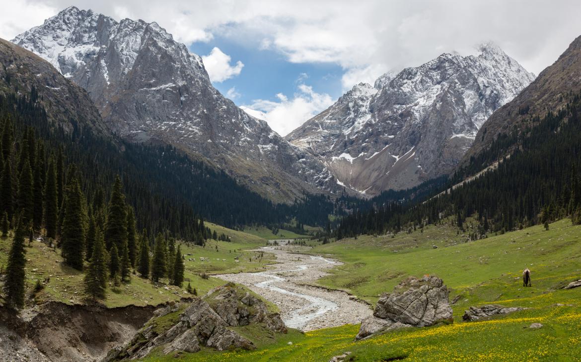 Vue générale de deux montagnes enneigées au Kyrgyzstan