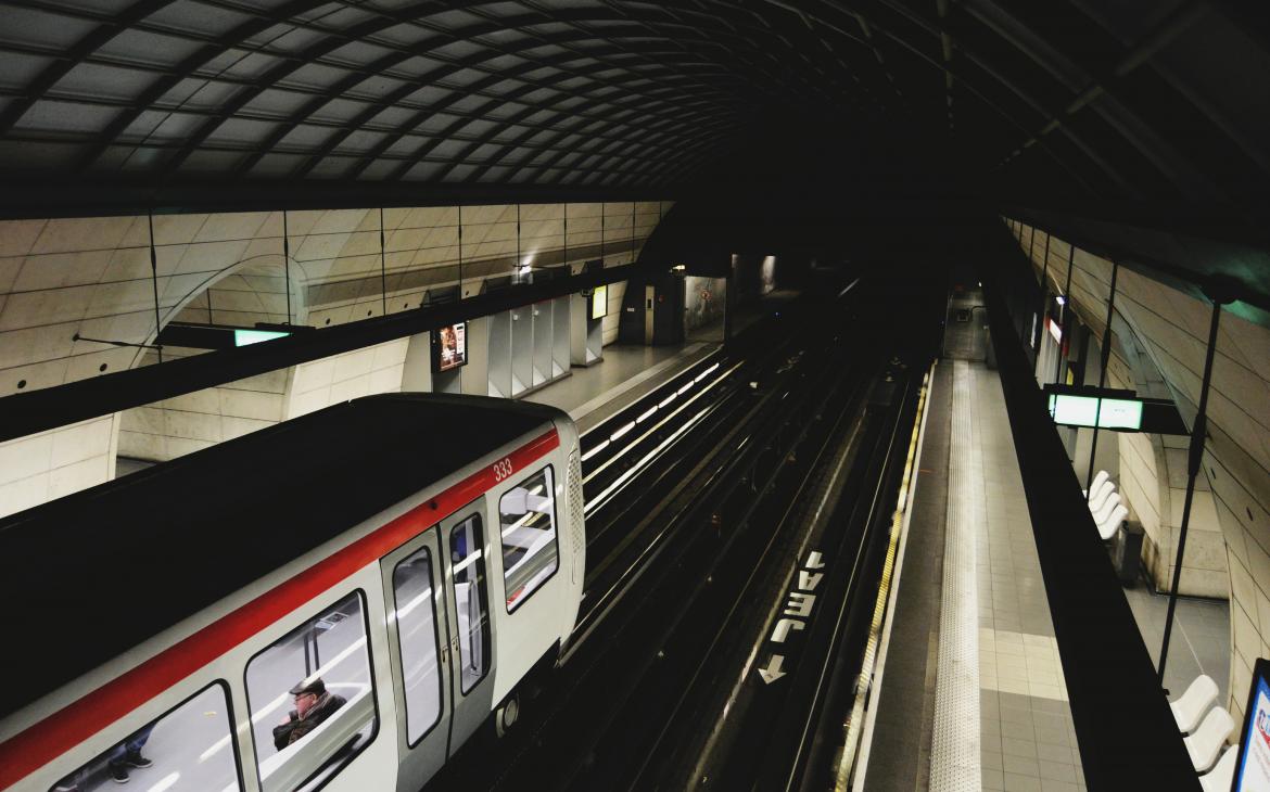 Un métro entrant en gare "Vieux Lyon - Cathédrale Saint-Jean", Lyon, France