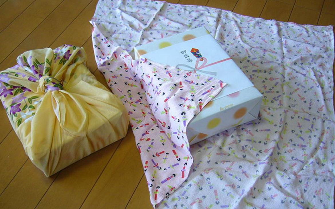 Cadeau emballé avec du tissus et non du papier
