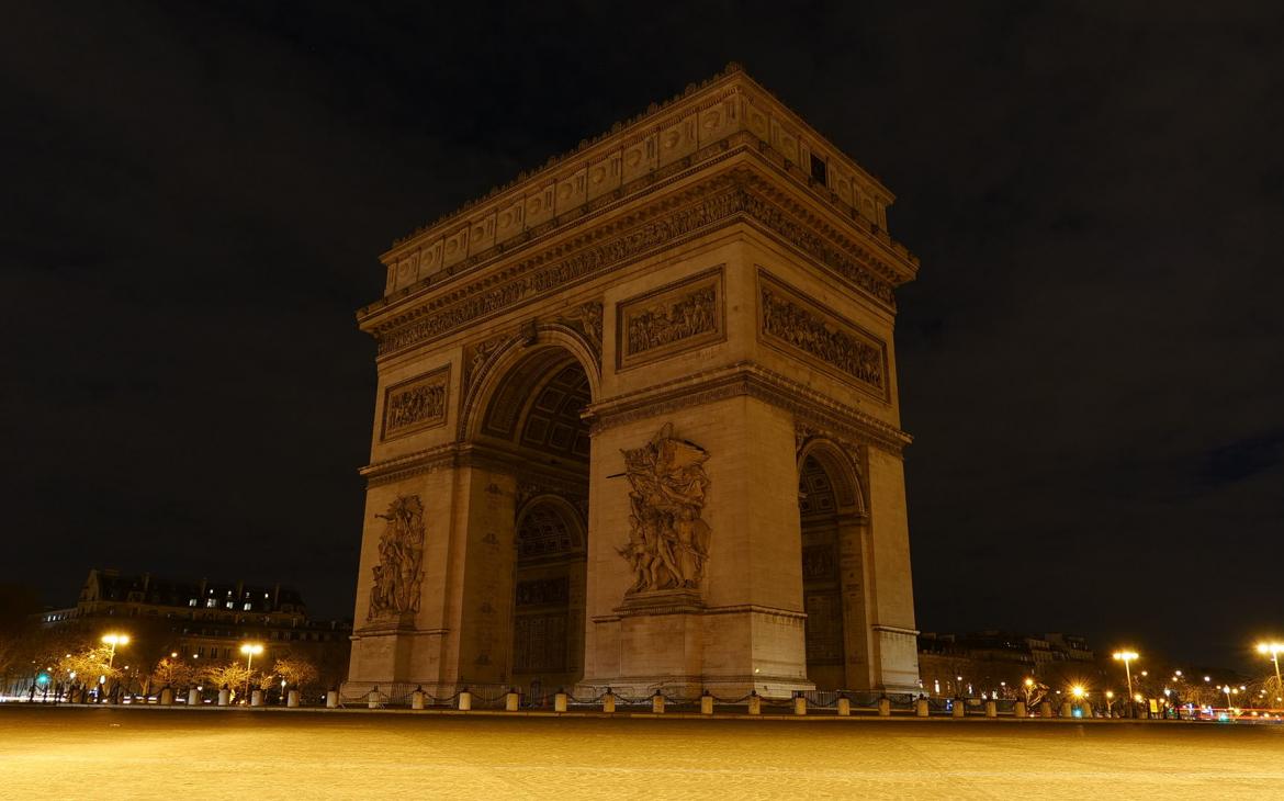 L'arc de triomphe est éteint en pleine nuit.