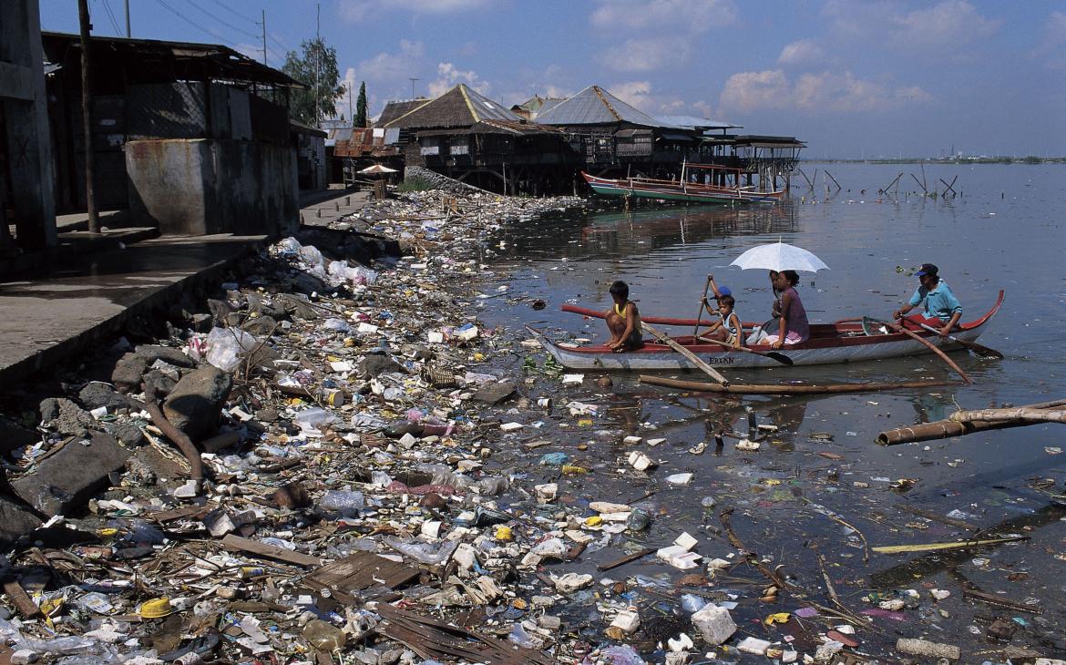 Une côte polluée de plastique aux Philippines