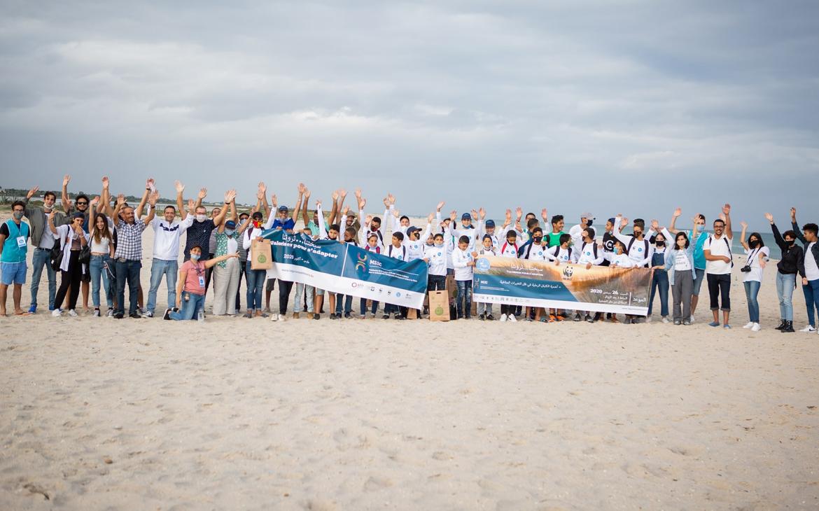 Une photo de groupe avec de jeunes tunisiens pour une journée de sensibilisation à l'importance de l'écosystème littoral de Maâmoura, Tunisie.