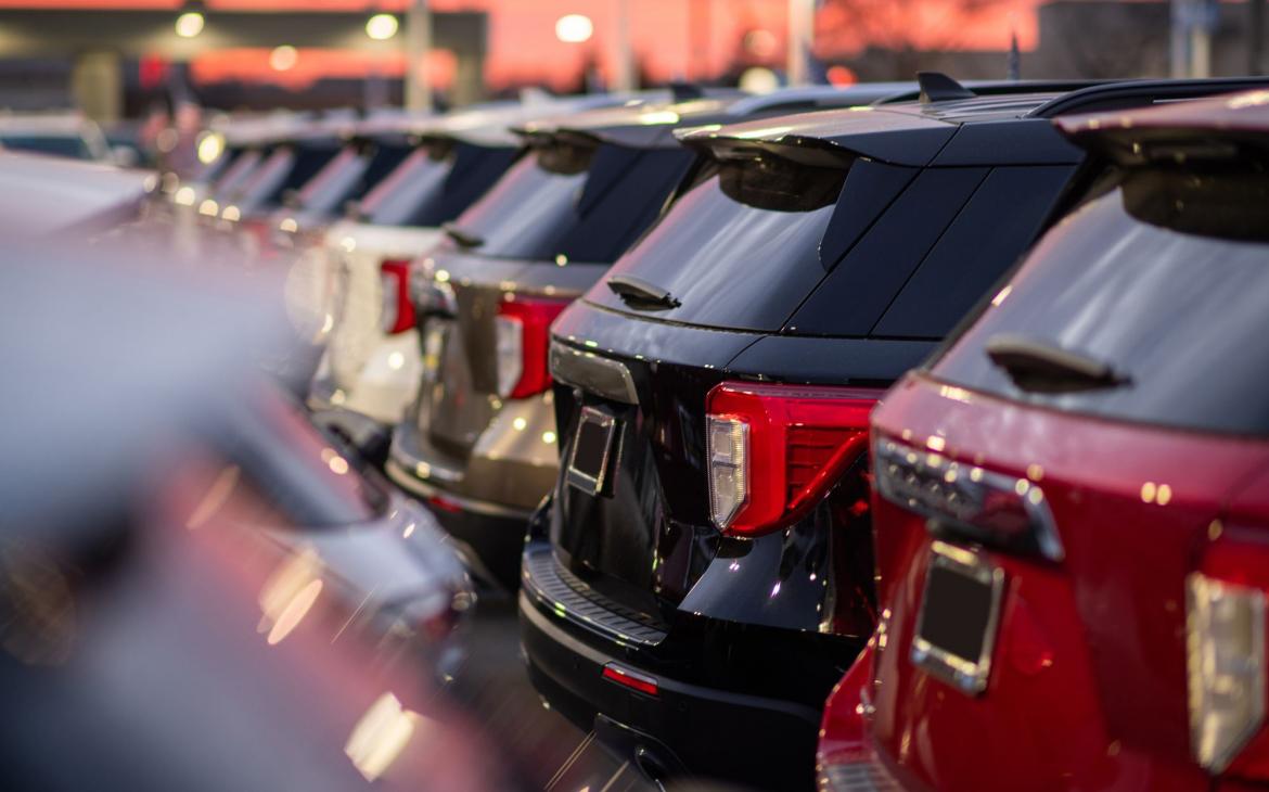Voitures SUV garées
