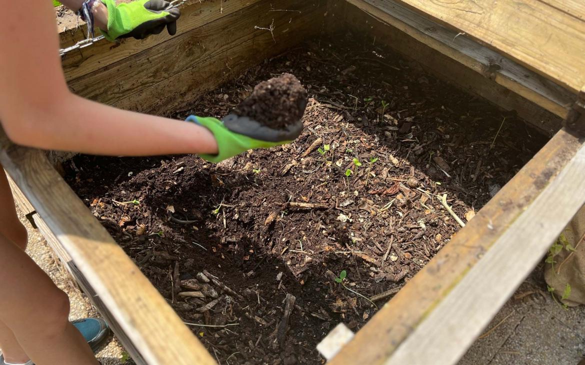 Ecole jardiniere - les mains dans la terre