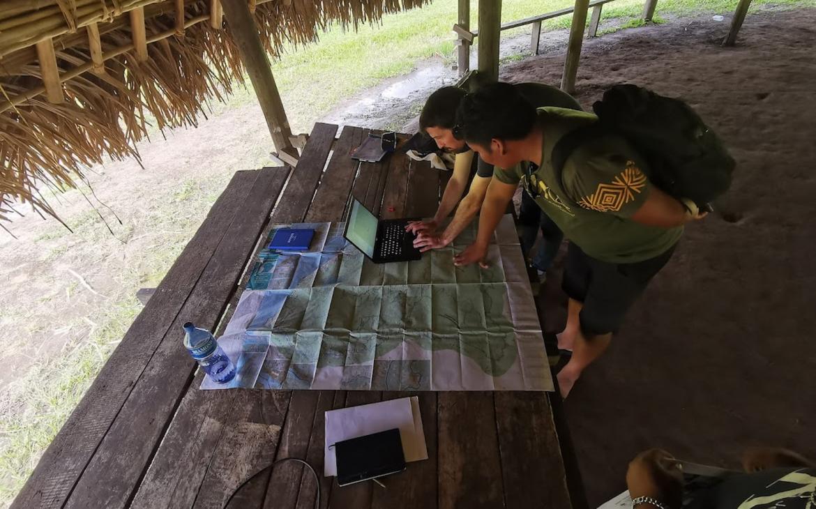Equipe WWF qui cartographie les sites d'orpaillage