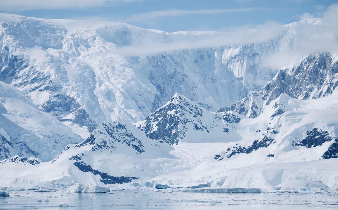 Le paysage froid et glacial de l'Antarctique