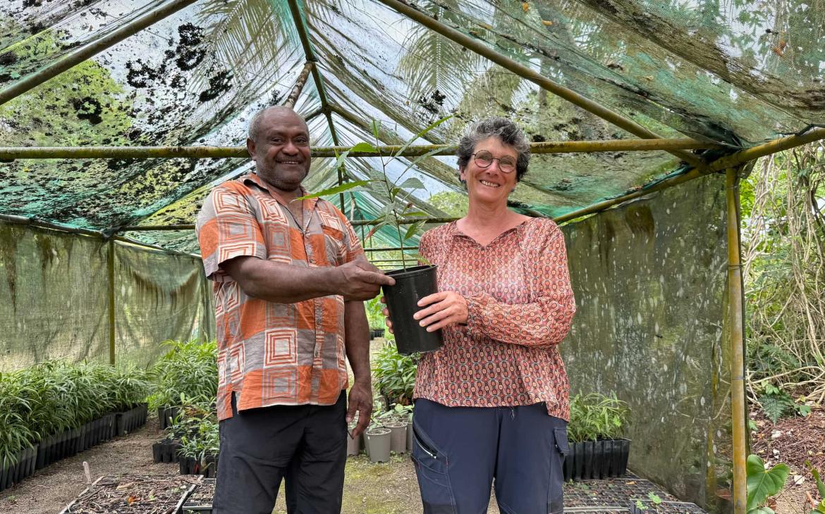 Isabelle Autissier visite les pépinières communautaires de la tribu de Gööpâ