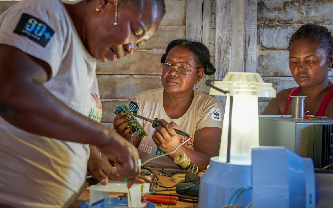 "Solar mamas" réparant des lampes solaires à Madagascar